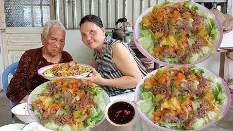 Bà Lão 101 Tuổi Ăn Cơm Thịt Bò Xào Cà Rốt Thơm Trộn Xà Lách Chén | Bà rất ngon thấy thèm