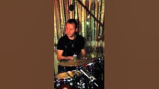 Rade Kosmajac svira bubnjeve - FENSI KAFANA