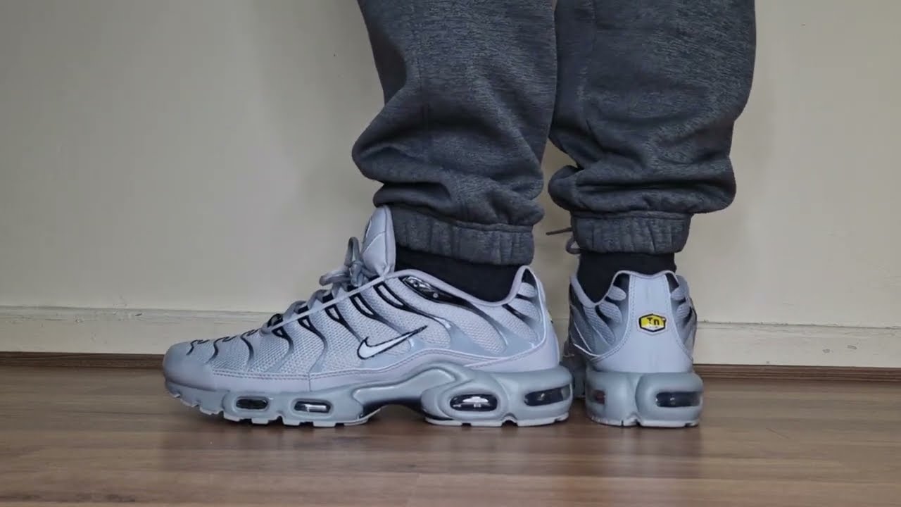 dolor de estómago Sucediendo Percibir NIKE AIR MAX PLUS WOLF GREY ON FOOT - YouTube