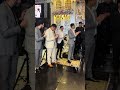 العريس بينشد قمرو سيدنا النبي صلوا عليه 