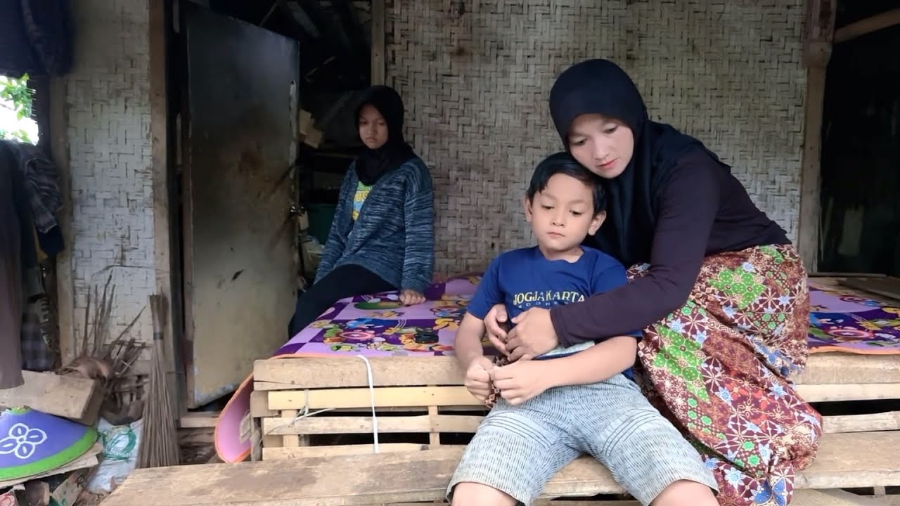 PILU !! JANDA DESA YANG RAWAT DUA 4DIK YATIM SEHARIAN HANYA MAKAN INDOMIE SEBUNGKUS BERTIGA