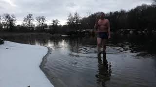 Закаливание  моржевание плавание в ледяной воде .Hardening winter swimming swimming in ice water.