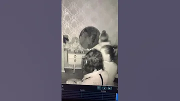Отражение в зеркале изменило девушку #shorts