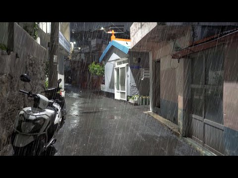 [<strong>Rain</strong> Walking] 비오는 밤, 오래된 골목길을 걸어가는 여름날. Walk in the night <strong>rain</strong> at this <strong>summer</strong> night