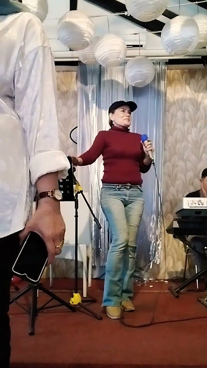 bernyanyi di cafe riiz Lampung # cinta dan permata by cover yenie Mixjoy Channel