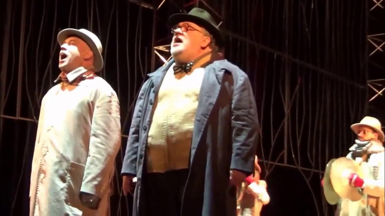 Уйти со спектакля. Встречайте мы уходим спектакль. Встречайте мы уходим. Спектакль двое в моссовета. Встречайте мы уходим.