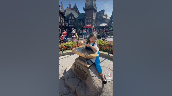 Tratando de sacar la espada en la piedra se podrá sacar? #disney #disneyland #espada #merlin