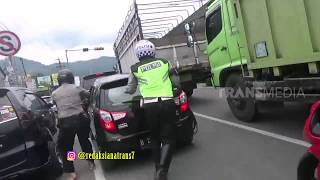 AKSI KEJAR-KEJARAN MOBIL PENCURI