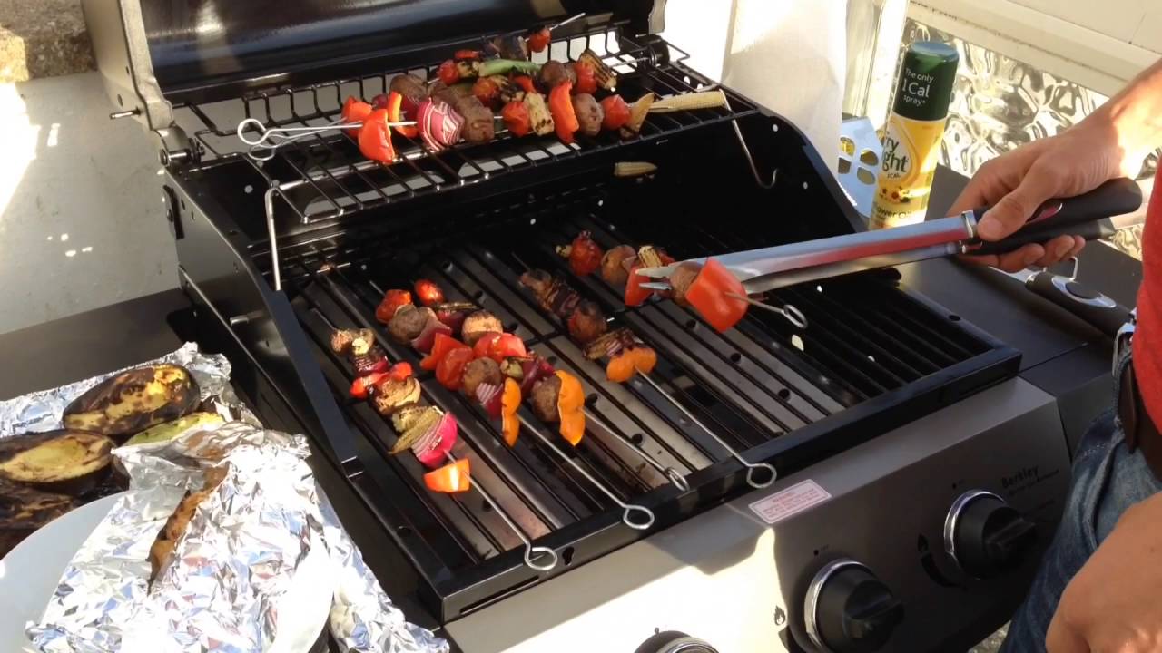 Meat eater makes me a vegan BBQ, declares it better than meat! VBR29 YouTube