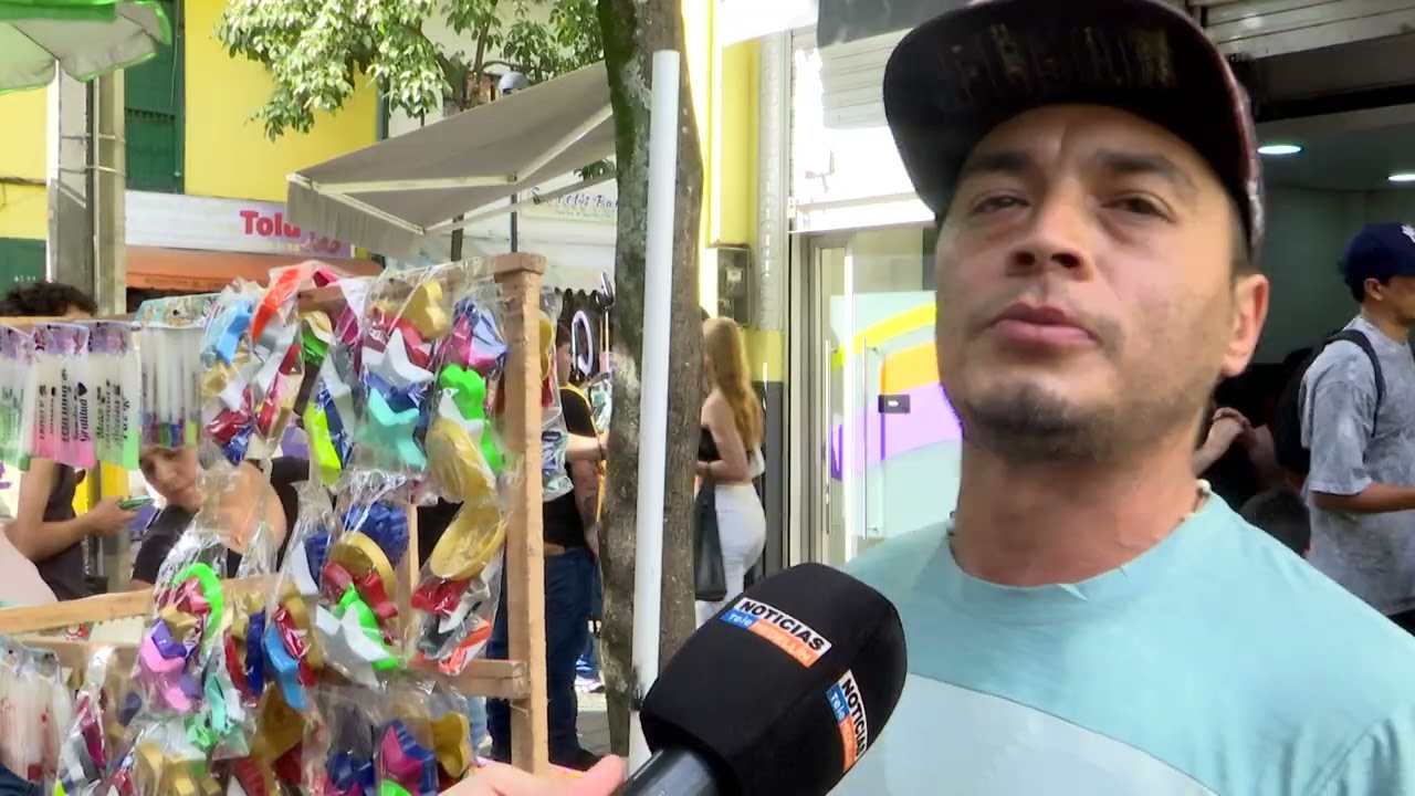 El comercio se enciende para el Día de las Velitas en Medellín - Noticias Telemedellín