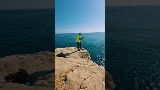 Cliff fishing in Oman 🇴🇲 #cliff #fishing #fishinglife #jigging #adventure