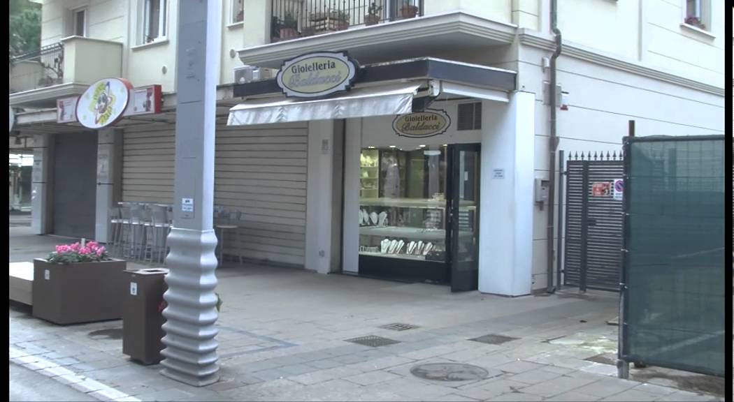 RICCIONE: Rapina violenta in gioielleria, negoziante presa a pugni - VIDEO