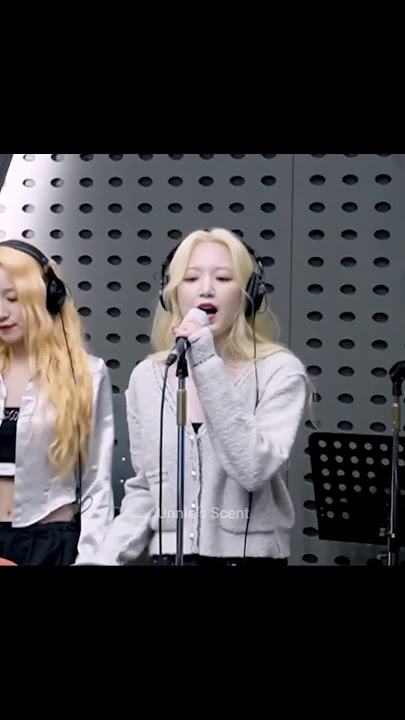 Producer SOYEON helping SHUHUA #gidle #soyeon #shuhua #nxde