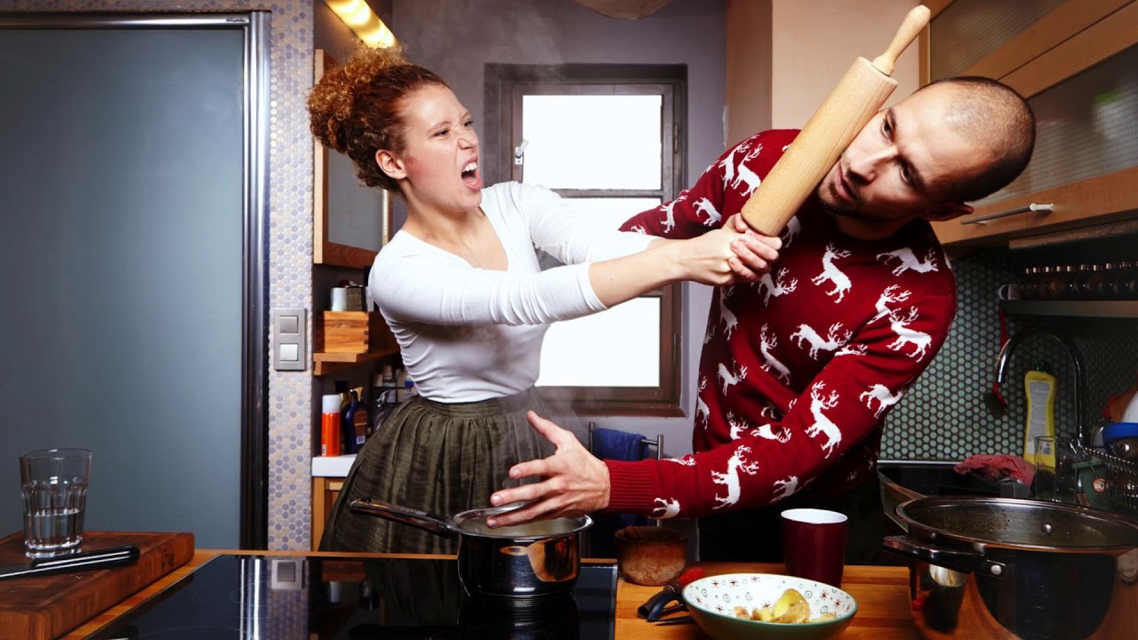 Пришла в гости к мужу подруги. Ссора на кухне. Выяснение отношений на кухне. Ссора на кухне мужа и жены. Ссора на кухне в коммуналке.