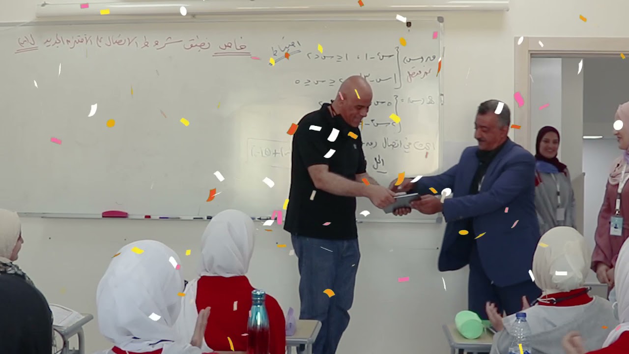 مفاجأة المعلمة سناء للمعلم جمعة عياش بإهداء رسالة الماجستير