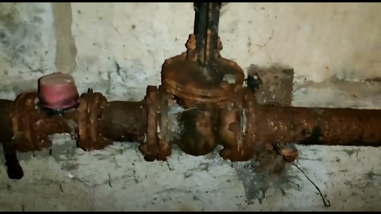 трубу прорвало в стене - YouTube