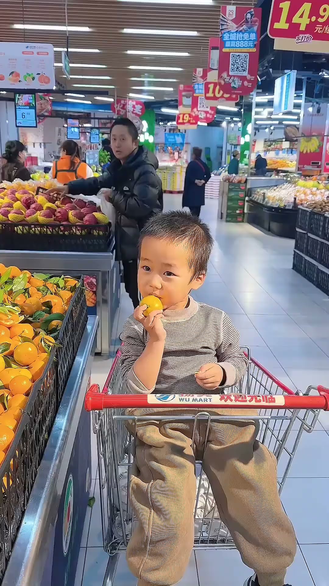 小米宝逛超市，边吃爸爸边付钱#Cute baby#Cute#呆萌小米宝#聪明宝宝#萌娃