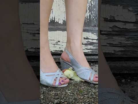 Wedges crush apple #asmrcrush #asmrsounds #asmr #foodcrush #wedges #feet