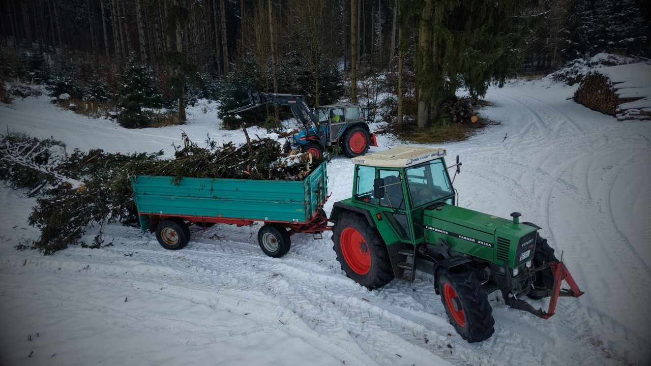 FarmVlog | Schneeglätte bei Hackmaterial Transport... [4K]
