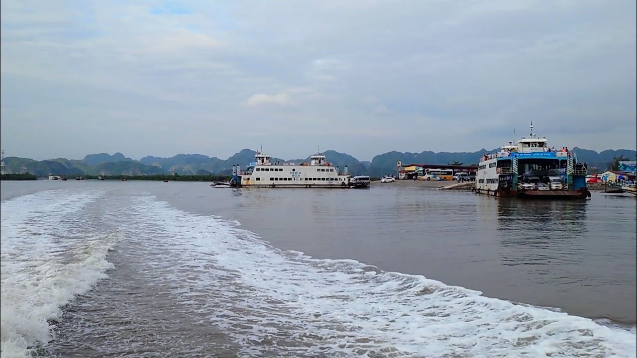 Speed boat from Cat Ba Island