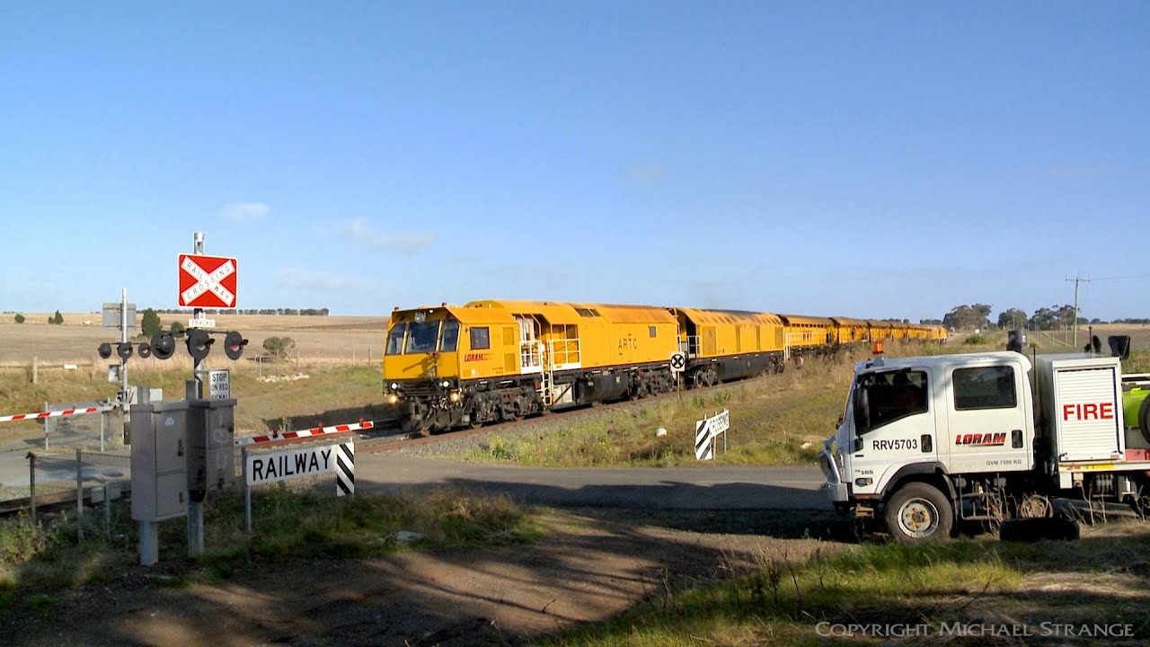 ARTC / LORAM MMY529 RG419 Rail Grinder At Railway Crossing (26/5/2021) - PoathTV Australian Trains
