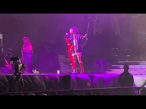 Umi “Moonlit Room” (live)