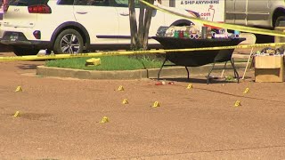 Memphis police searching for suspects after two people shot in Whitehaven parking lot