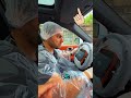 ビニールで車を守る男！ 🚗🛡️