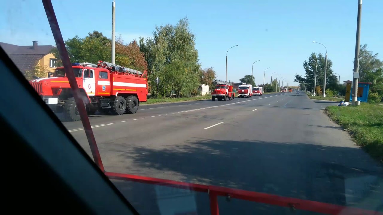 Колонна машин движется