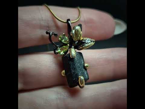 Кулон срібний з природним кристалом зеленого турмаліну та смарагдами, ручна робота, видео 1