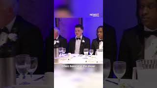 Erik Dobratz dari News 8 Sports menerima penghargaan dari National Football Foundation.