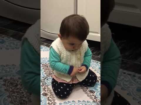 Babasından fırça yiyen minik kızın tatlılığı