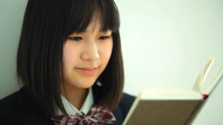 本を読む制服姿の女子学生 [1001V-000453-arc]