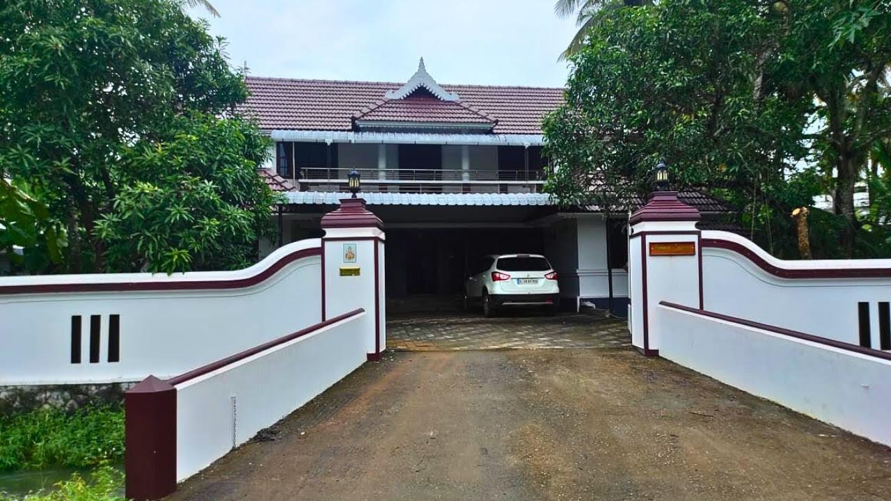 Новый дом старой модели с достаточным пространством, все комнаты с прилегающими ванными комнатами.