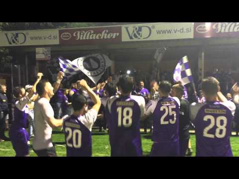 Die Spieler feiern mit den Fans den 4:0-Derbysieg I Saison 2014/15