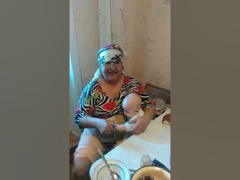 Бабуля кормит - YouTube