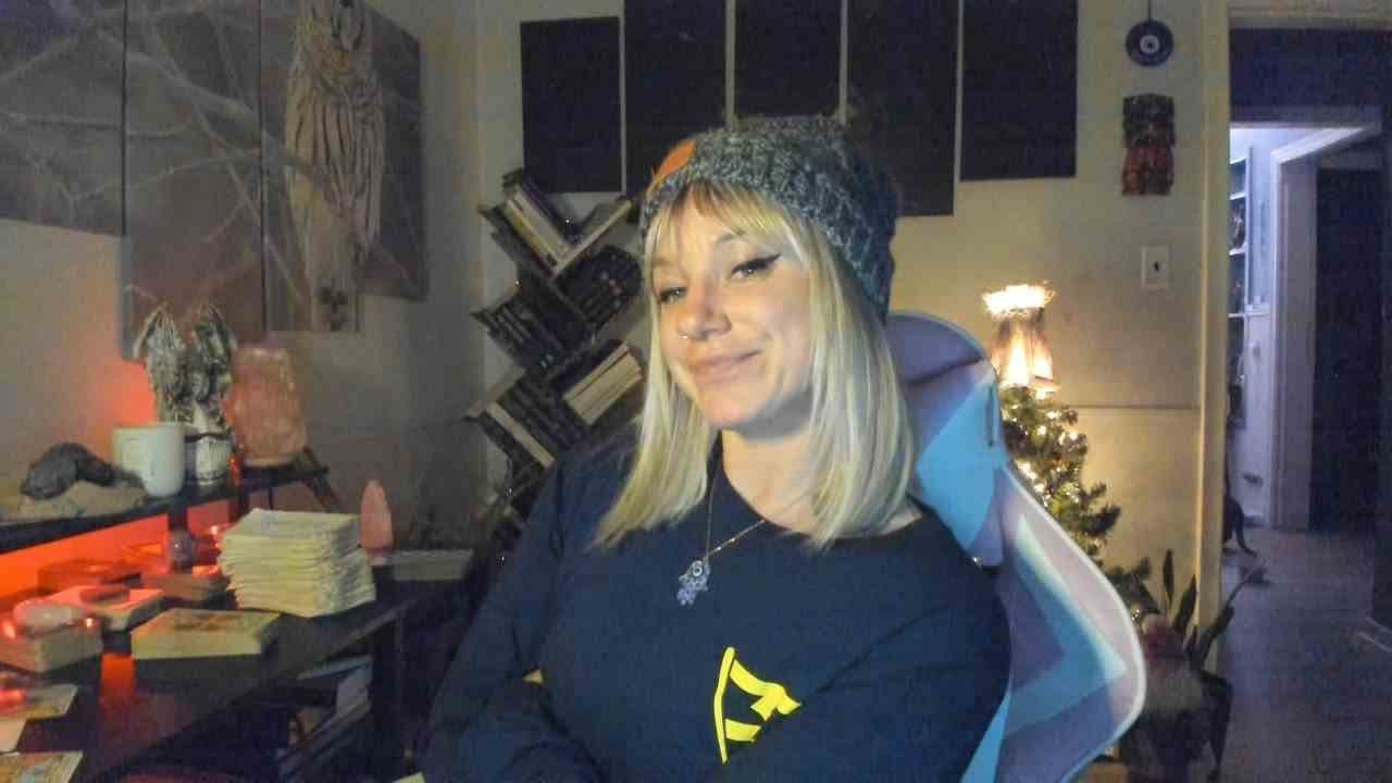 OOOO shiny thing! - Don't get distracted LOL you lil Prophet you xo