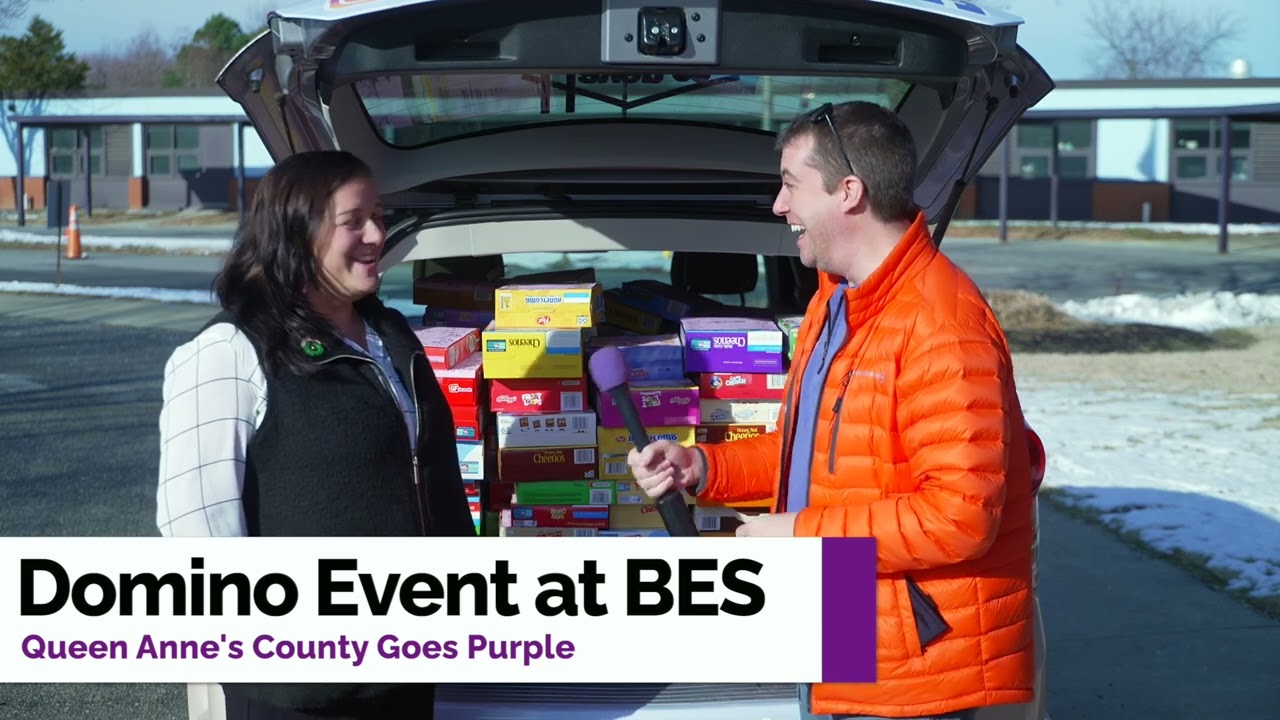 Игра в домино в начальной школе Бейсайд.