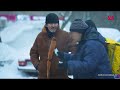 Российский блогер переодетый в маску старика помог курьеру из Кыргызстана