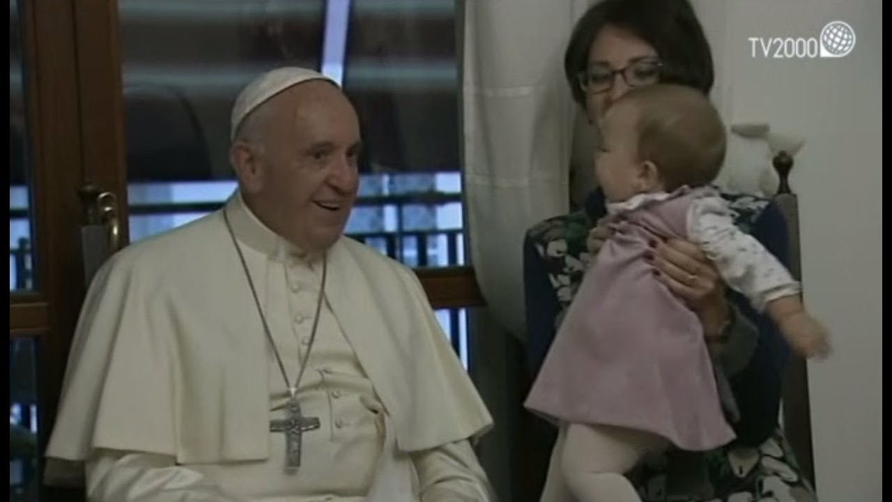 Papa Francesco visita 7 famiglie formate da giovani che hanno lasciato il sacerdozio