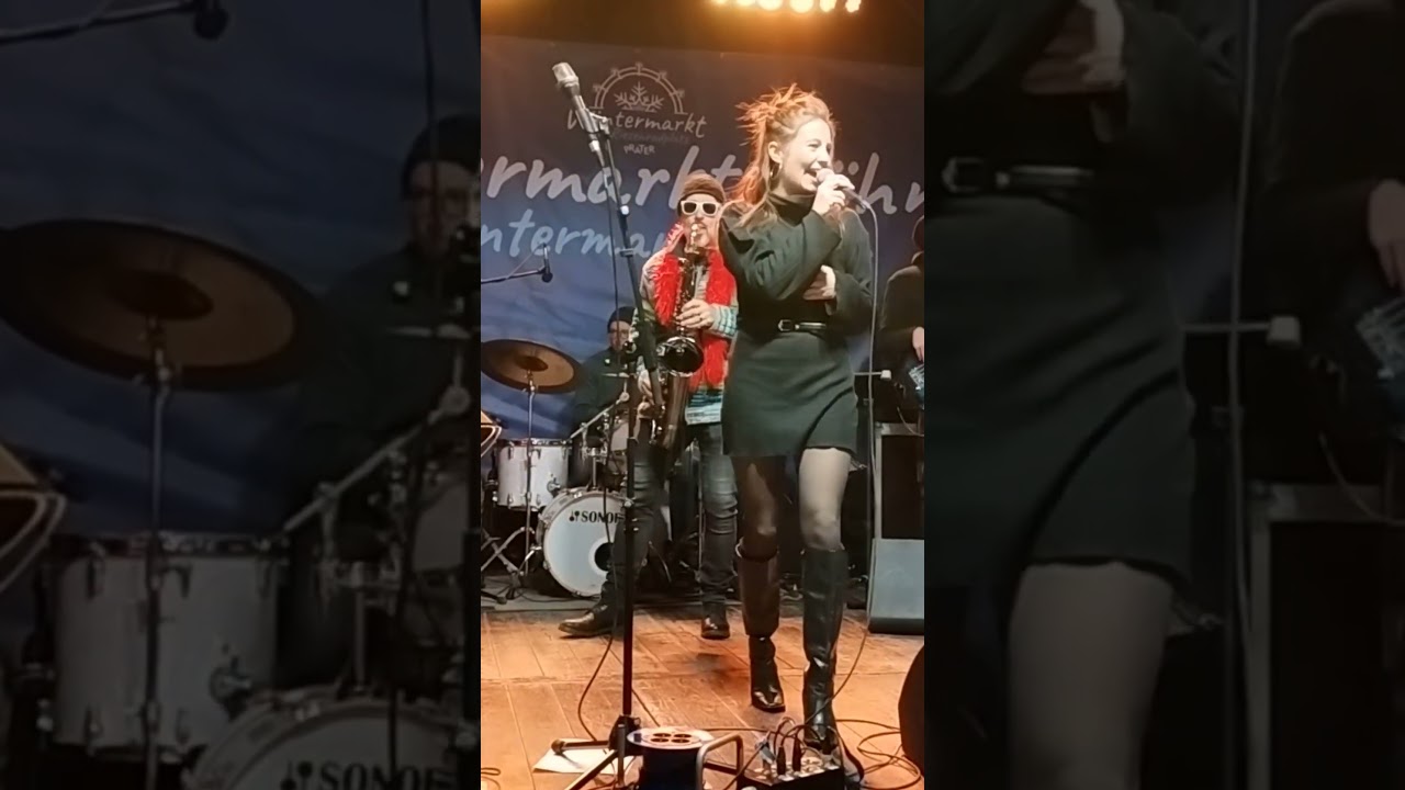 Despite of minus 8, the audience accompanies the song and the passion of Franziska Katzlinger!!!