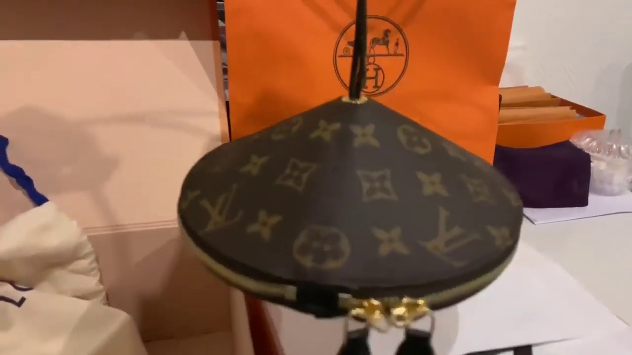 Louis Vuitton Toupie Vs Hermes pochettes Medor étoupe - YouTube