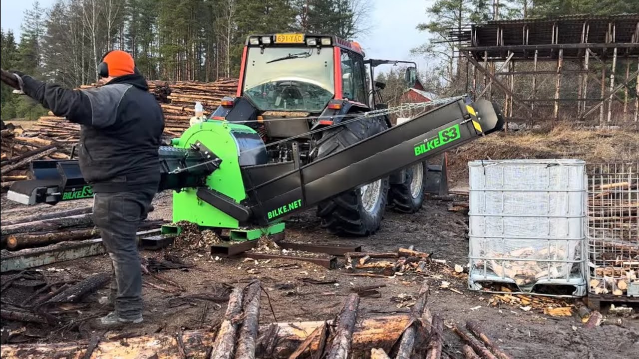 Bilke S3 klapikoneella kuusien pilkontaa ja loppu tuotteen arviointia.