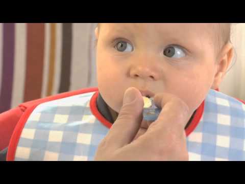 Wideo: Kiedy maluchy mogą karmić się łyżką?