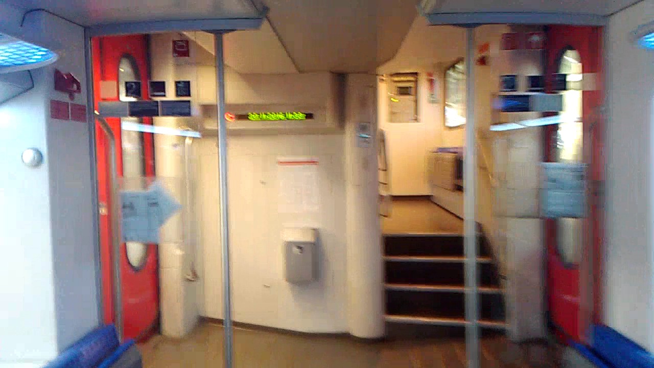 Rundgang in Zwei DBpza 780.4 vom RE 1 in Berlin Ostbahnhof