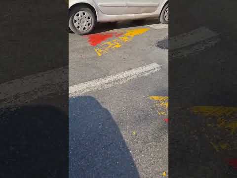 چاله با آسفالت شد تپه شهروند خودجوش داره با پا غلتک میزنه بولوارسازمان آب مشهد خراسان رضوی مشهد