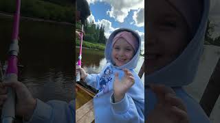 🐟Первый раз на рыбалке 🐟#shorts #первыйулов #рыбалка #чебак #сорога #рыбалканаудочку