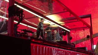 Bruce Springsteen sings Where The Streets Have No Name with U2 in Times Square