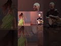 de sorpresa, se encuentran la bailarina y el músico!