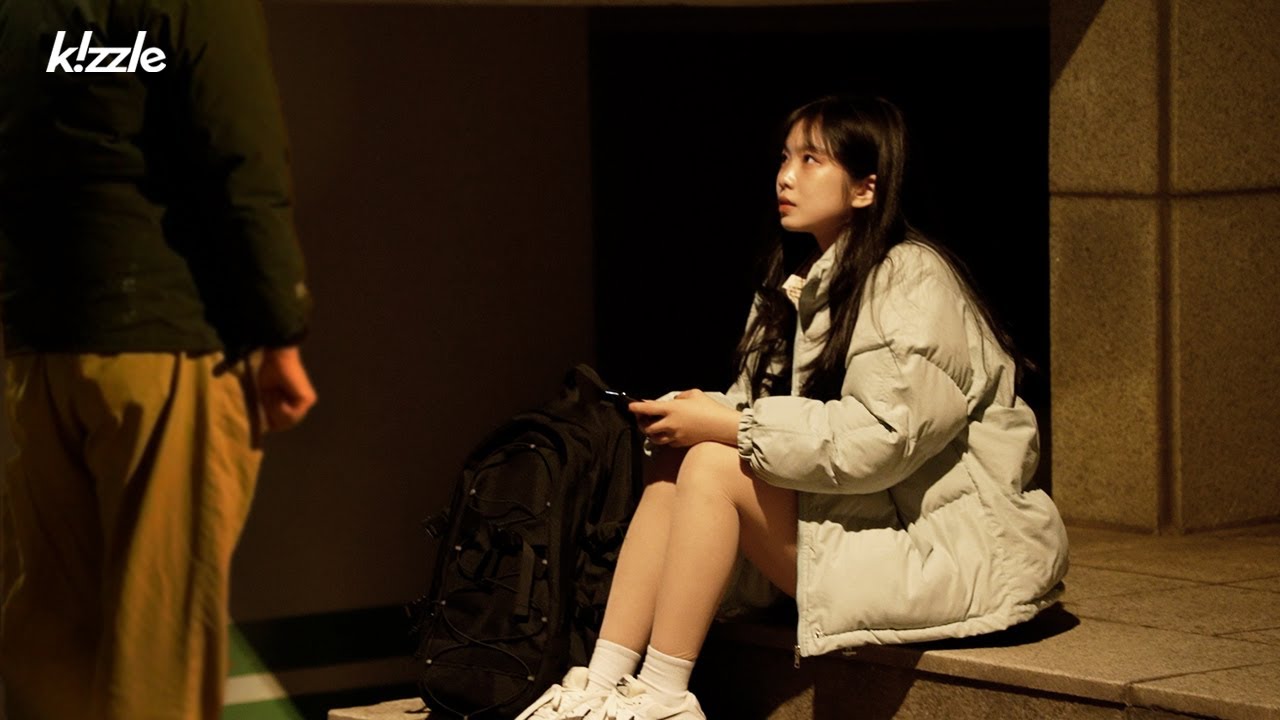 Что происходит, когда сбежавшая старшеклассница просит ее поспать